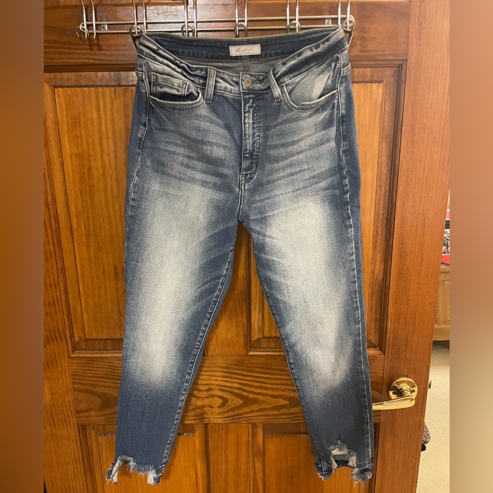 KanCan. Medium wash. High Rise. Straight Leg Jean. Stretchy. Size 29.